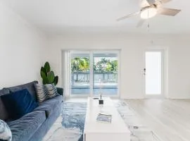 Waterfront Retreat Views, Pool, Hot Tub, Gym Walk to Beach & Boca Resort!