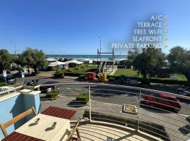 Romina Home - free parking sea view!, hotel v destinaci Fano