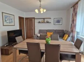 Komfortable 90 qm Ferienwohnung mit 3 Schlafzimmern Küche Balkon Wohnzimmer mit großem LED TV InternetWiFi Flatrate und Parkplatz inklusive in Brilon Madfeld
