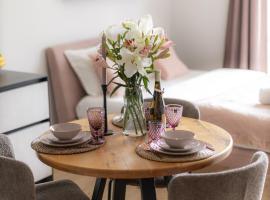 La Tereza Apartments, hotel na may pool sa Ķesterciems