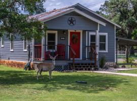 Bandera Bungalow - River, Downtown, Peaceful fenced corner lot! King bed!, banglo di Bandera