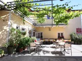 Rooms and apartment Ambrožič