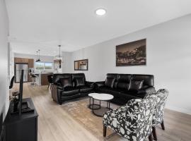 Spacious 3-Bedroom Vacation Home in Calgary with Free Parking, hotell i Calgary