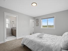 Cozy and inviting 3BR Entire Home in Calgary for holidays and gatherings free parking for two cars, villa em Calgary