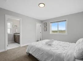 Cozy and inviting 3BR Entire Home in Calgary for holidays and gatherings free parking for two cars
