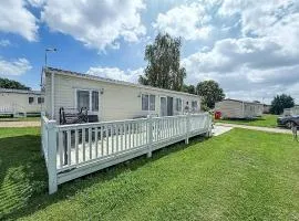 Beautiful 6 Berth Caravan At Breydon Water Nearby Great Yarmouth Ref 10056B