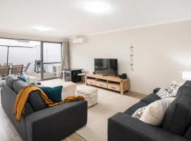 Marina Beach House- WIFI, AC in living rooms and upstairs – hotel w mieście Geographe