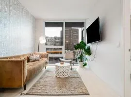 Modern 4-Bed Condo with AC and Parking near SkyTrain for 6