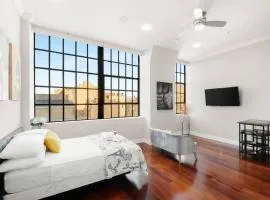 Chic Flat W Rooftop Pool & Gym