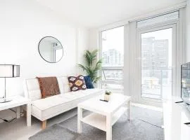 Bright Condo with AC and Parking near Science World for 4 Guests