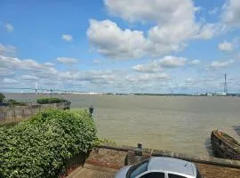River view flat by the Thames