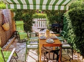 House with terrace and beach access on foot