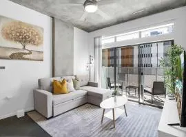 Centric 2BR In HEART of DTPHX Free Garage Parking
