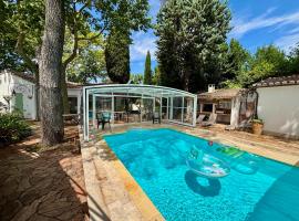 Villa de charme très grand confort à pied du centre historique d'Uzés, hotel v destinaci Uzès