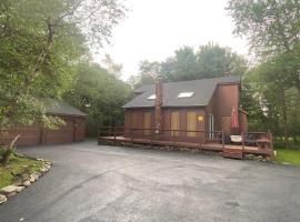 Ash Cottage in Poconos near Camelback & Kalahari: Long Pond şehrinde bir dağ evi