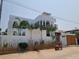 Villa Monam, south of HUA HIN, ξενοδοχείο σε Ban Pak Nam Pran