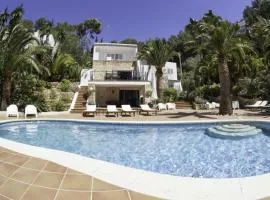 Dreamy 4 Bedroom Villa in Valverde City 1014