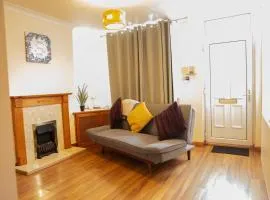 Mansfield House - Sleeps 10, Free Parking, WiFi - Weekly & Monthly Stay Deals!