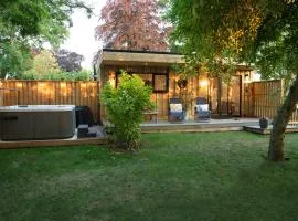 Luxury Chestnut Lodge with Hot Tub and Games Room