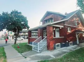 House in Niagara falls, Close to Clifton Hill, Casino and Horseshoe falls and with kitchen for 6 Guest