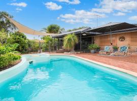 Just Chillin- Pool, 2km to beach, hotel in Broadwater