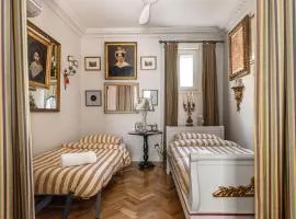 J The Rose Habitación