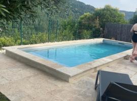 Gîte et piscine au sein de La Bastide de la Breure, ξενοδοχείο σε Les Ollières-sur-Eyrieux