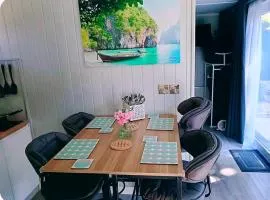 Independent Guesthouse, 2-BEDROOMS, SLEEP up to 4, AIR-CONDITIONING, Private entrance, Only 1 booking at time, FREE PARKING, Super Fast Wi-Fi, Netflix, Kitchenette, Garden smoking area