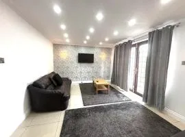Luxury 4 Bedroom House with Free Parking