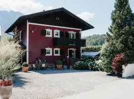 Chalet Austria, up to 10 p, 15 min to salzburg city, garden with direct amazing mountainview, BBQ&bikes&sunbeds for free, 15 min sound of music