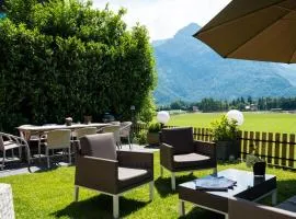 Chalet Austria, up to 10 p, 15 min to salzburg city, garden with direct amazing mountainview, BBQ&bikes&sunbeds for free, 15 min sound of music