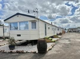 Four-bed Delta Caravan, Uddingston, Glasgow Located in Uddingston, Glasgow at Maryville Caravan Site, alojamiento con cocina en Uddingston