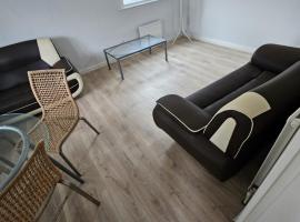 2 bed flat - TW7 4NH, ξενοδοχείο σε Heston