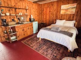 Room 2 - Downtown Joshua Tree Motel - Pet Friendly - Walk to Shops & Visitor Center, Minutes to Park Entrance, motel in Joshua Tree