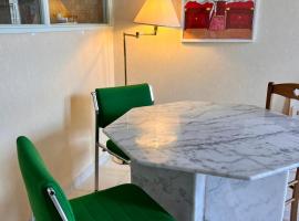 Chambre privative au calme en plein centre avec balcon, habitación en casa particular en Avallon