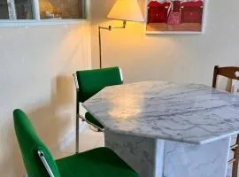 Chambre privative au calme en plein centre avec balcon