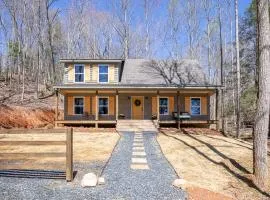 Cozy Cabin near Historic Dahlonega Town Square