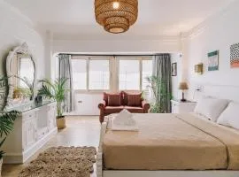 Classic Nile View Apartment with Smart TV in Zamalek