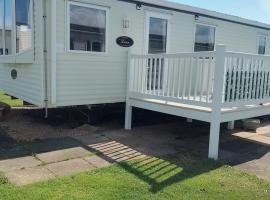 Comfy caravan in Eyemouth, hotel dengan kolam renang di Eyemouth