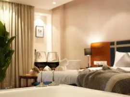 Boutique Stay w Private Jacuzzi - Belmore Stays