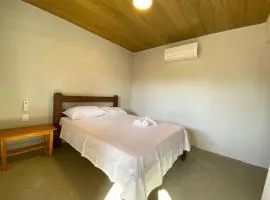 Suite Sol - Quarto e Banheiro com Ar Condicionado