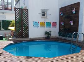 Happy Day Suite Hostel, ξενοδοχείο στην Costa da Caparica