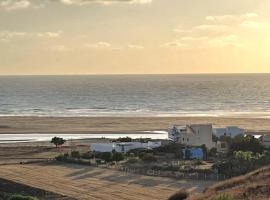 Apartment in a beachfront house, hotel v destinaci El Brayech