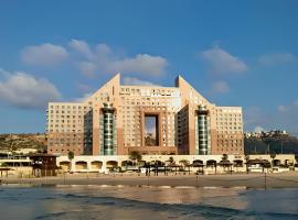 Luxury Penthouses with Jacuzzi for 8 people on the beach by Almog Beach Haifa Apartments, hotel sa Haifa