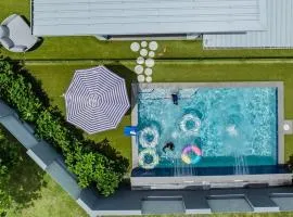 Sirius- Heated pool, 50m to Beach, basketball crt