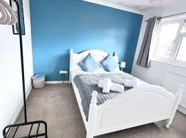 4 BR Maidstone Spacious House -Drive Parking sleeps 7