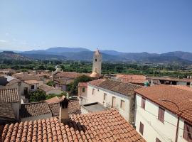 Family & Friends - Room 2 - Second Floor - shared bathroom, hotel in Galtellì