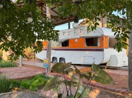 Trailer Vintage no Sítio Wanderlust, hotel u gradu Rolante