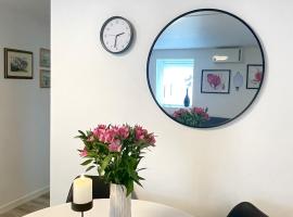 Charming Modern Apartment Close to Moa & Ålesund, ξενοδοχείο σε Ålesund