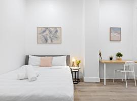 Cozy Double Room in Kensington - Walk to UNSW Easy CBD Access -External and Shared Kitchen or Bathroom Access, hotel in Sydney